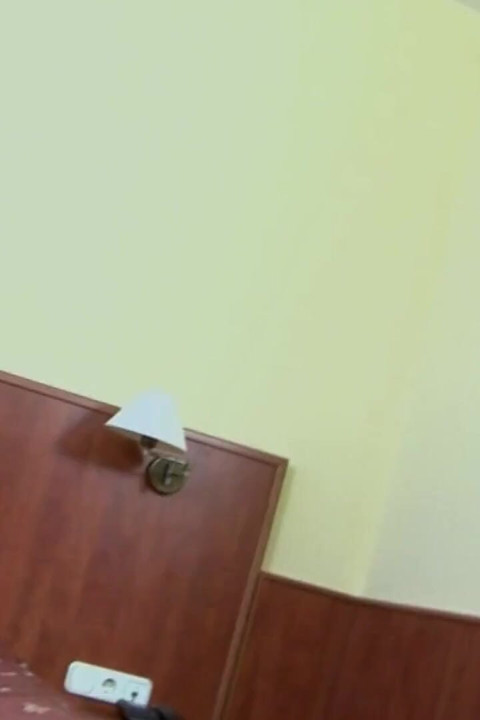 Olgun sarışın zonklayan büyük zenci yarağıyla genişliyor