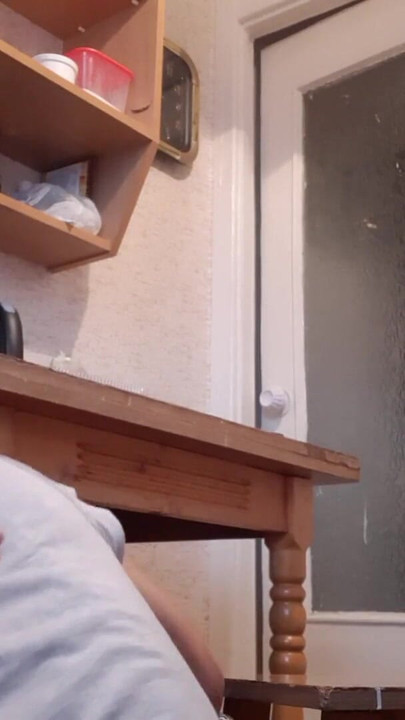 Unvergesslicher moment von "Während unsere haushälterin geschirr wäscht, leckte meine freundin riskant muschi unter dem tisch"