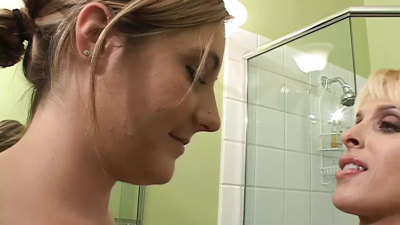 I have lesbiansex with my stepmom for the first time