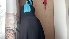 Egipska żona w czarnych mokrych majtkach robi się napalona podczas rozciągania