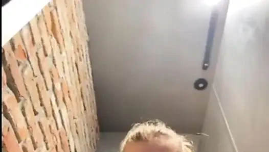 Публичная мастурбация киски, пока я тренирует свою большую задницу в спортзале. Анальный трах. Сквиртинг