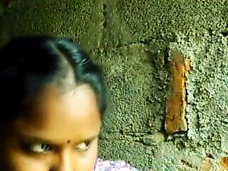 Південноіндійська тамільська дівчина показує селфі цицьки для коханого чоловіка