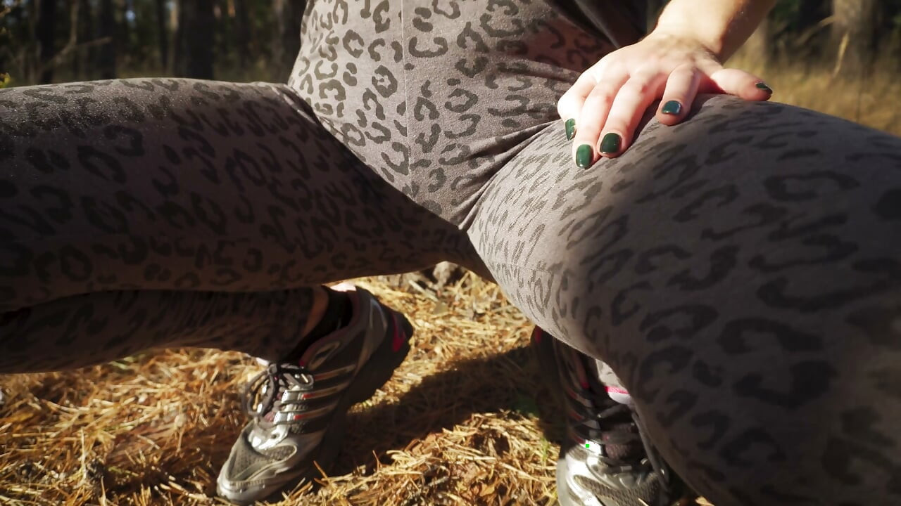 Girl Teases Her Big Cameltoe in Leopard Leggings Outdoors