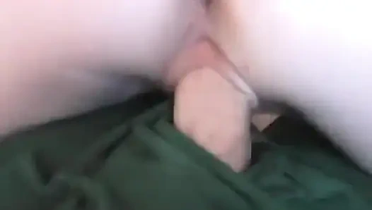 Zar zor reşit esmer daphne Tom'un sikişlerini emiyor ve sikiyor