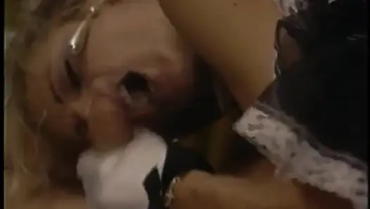 Cewek hot rambut pirang dengan toket kencang lagi asik nyepong dan dientot dua kontol sekaligus