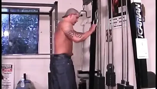 Horny stud bangs ebony milf  in the gym after licking her pussy