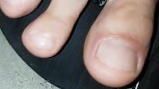 Le dita dei piedi in un parcheggio pubblico sotterraneo