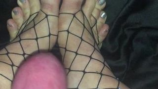 Éjaculation sur les pieds avec des orteils argentés dans des bas résille