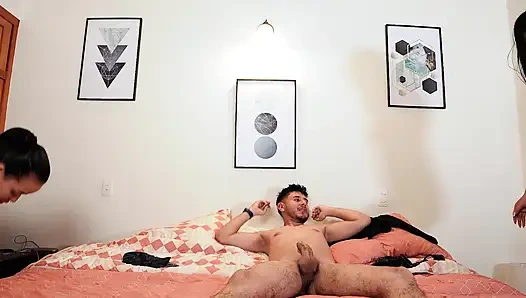 Kami bertiga dengan fotografer yang disewa istri saya