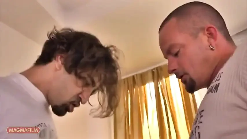 与超级香港的金发玩具进行三人行