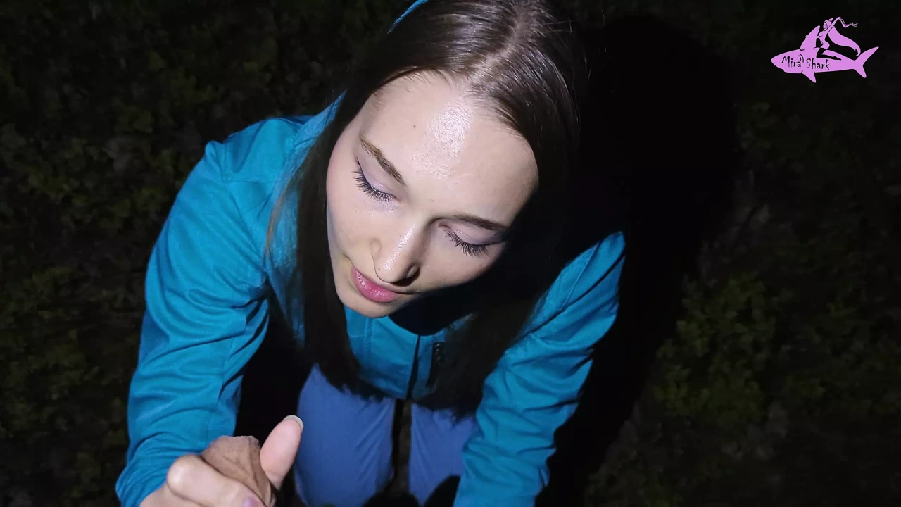 美丽的女孩在森林里迷路了，我向她展示了道路，但回报...