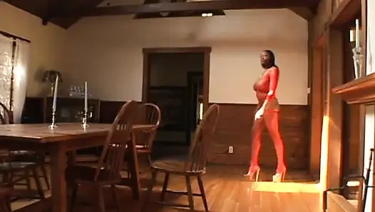 Carmen hayes mit riesigem arsch und brust lutscht einen riesigen weißen schwanz