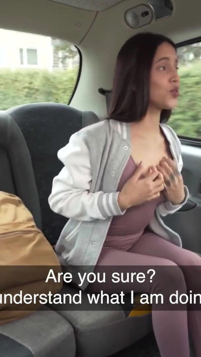Schlüsselmoment von "Fake Taxi - atemberaubende brünette mit ULTRA FIT Body Fickt für Rabatt"