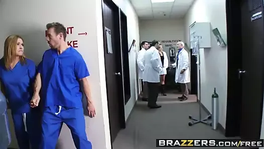 Brazzery - przygody lekarzy - scena niegrzecznych pielęgniarek z udziałem