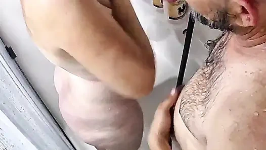 Kocası için duşta sürpriz oral seks