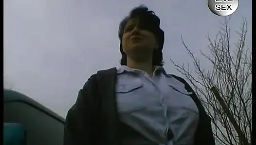 Tombul orta yaşlı seksi fahişe arabada amını tatmin ediyor