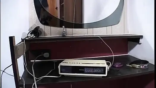 Azgın esmer orta yaşlı seksi kadın kendini umbrella ile parmaklıyor ve sikiyor