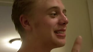 גיי נדפק בלי קונדום על ידי החבר שלו בן 22 וגומר לו בתוך התחת