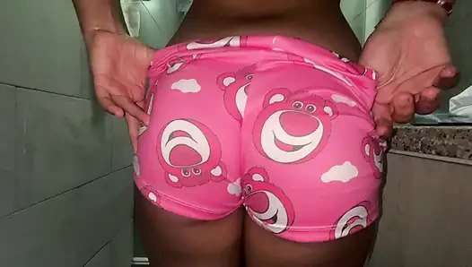 Aku menempelkan dildo saya sepenuhnya dan mengerang seperti pelacur