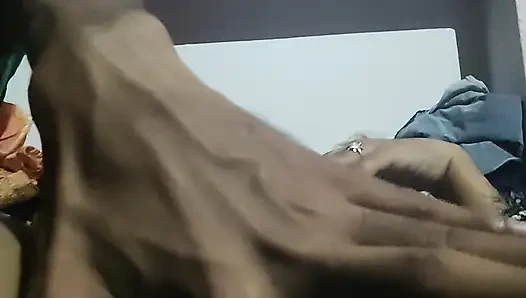 Üvey kuzenim amcığıma masaj yapıyor