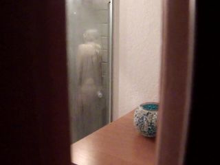Gitte de Dinamarca afeitándose en la ducha