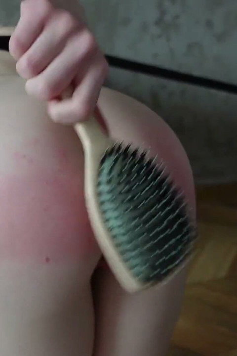 Klapsy mój tyłek szczotką do włosów