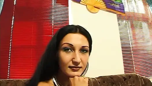 Azgın orta yaşlı seksi sürtük ıslak amını tatmin ediyor