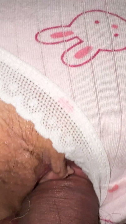 Sevimli bakire tavşan desenli külot giyiyor ve bunu sevmediği adamın yarrakına dolamayı düşünüyor | Bölüm 2