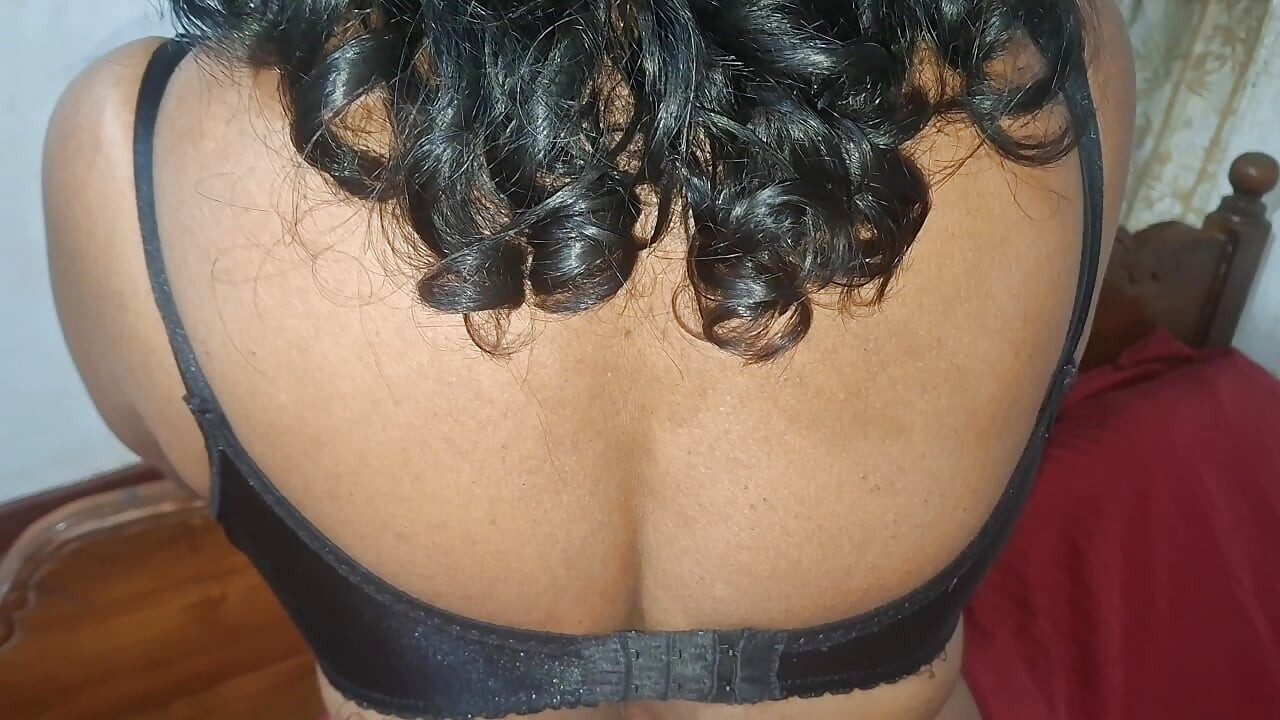 Pequeña esposa saca sus tetas