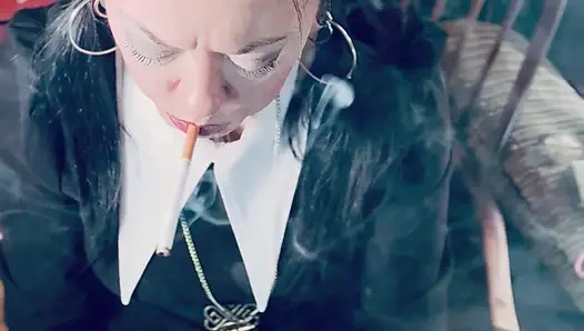 Среда Addams, Tina Snua, цепь курит 2 сигареты в атласных перчатках - курящая дрифтующая дрейфы Snap вдохи OMI OME кончик к хвосту