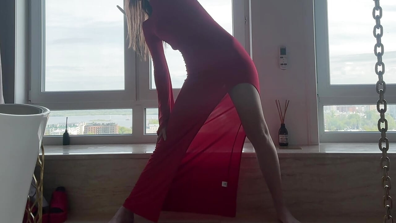 joga w obcisłej, przezroczystej czerwonej sukience