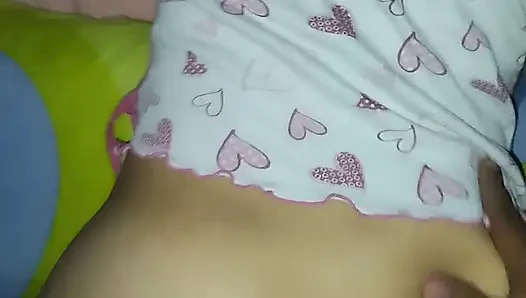 Penis aç üvey anne yatağa girer ve üvey oğlunun penisini ıslak vajinasına derinlemesine yiyor