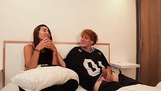 Mein bester Freund tröstet mich mit seinem großen Schwanz in meinem Hals