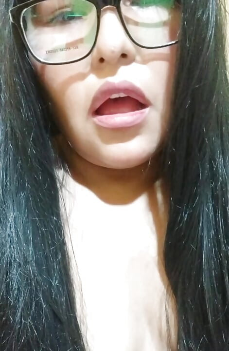 Femeie cu cur mare într-un tanga roșu dornică să se fută cu un tip care se va termina în ea