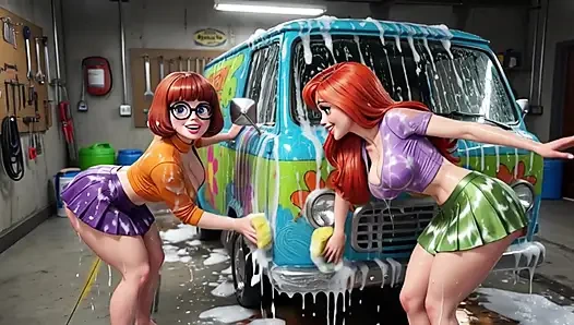 Velma dan daphne lagi asik bersih-bersih mobil dengan sabun sambil bersih-bersih mesin misteri klasik van