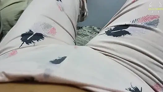 Gece boyunca ve sessizce sulu amcığıma mastürbasyon yapıyorum, parmaklarımı içine sokuyorum ve zevkle boşalıyorum (bakış açısı)