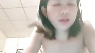 Seksowna azjatycka dziewczyna się napali