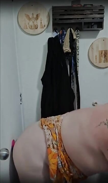 Trans sissy Thea sanja o očuhu