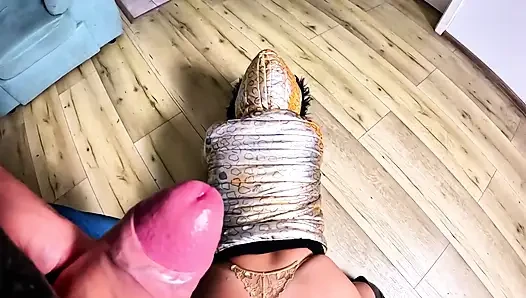 Golden Glossy Downjacket POV. Tenggorokan dalam, ngentot muka dan muncrat dua kali di jaketku