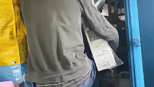 Ein lagerarbeiter fickte die managerin hart direkt dort auf den kisten und steckte sie an ihre stelle
