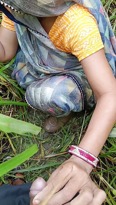 Gaon ki desi ladki ko sadi mein khet per doggy Banakar munh mein land chuswa karke chod
