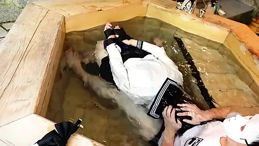 Мокрая форма, сдержанная в ванне и преподавая занятия вне кампуса