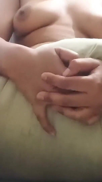 デシガール、一人、パートナーはおらず、ただ枕に腰を突くだけ | クリップ 1