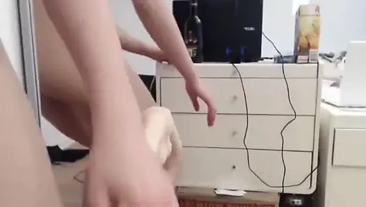 Aku lagi asik ngentot dildo di depan moror