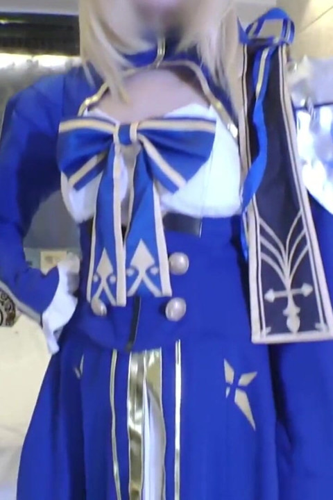 纖細而E罩杯模特美女，獨自玩弄展現醒目的曲線和不可抗拒的私人魅力