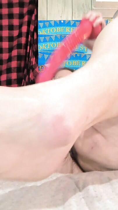 หนุ่มที่เด็กกว่ากําลังน้ําแตกในและออกไปข้างนอก