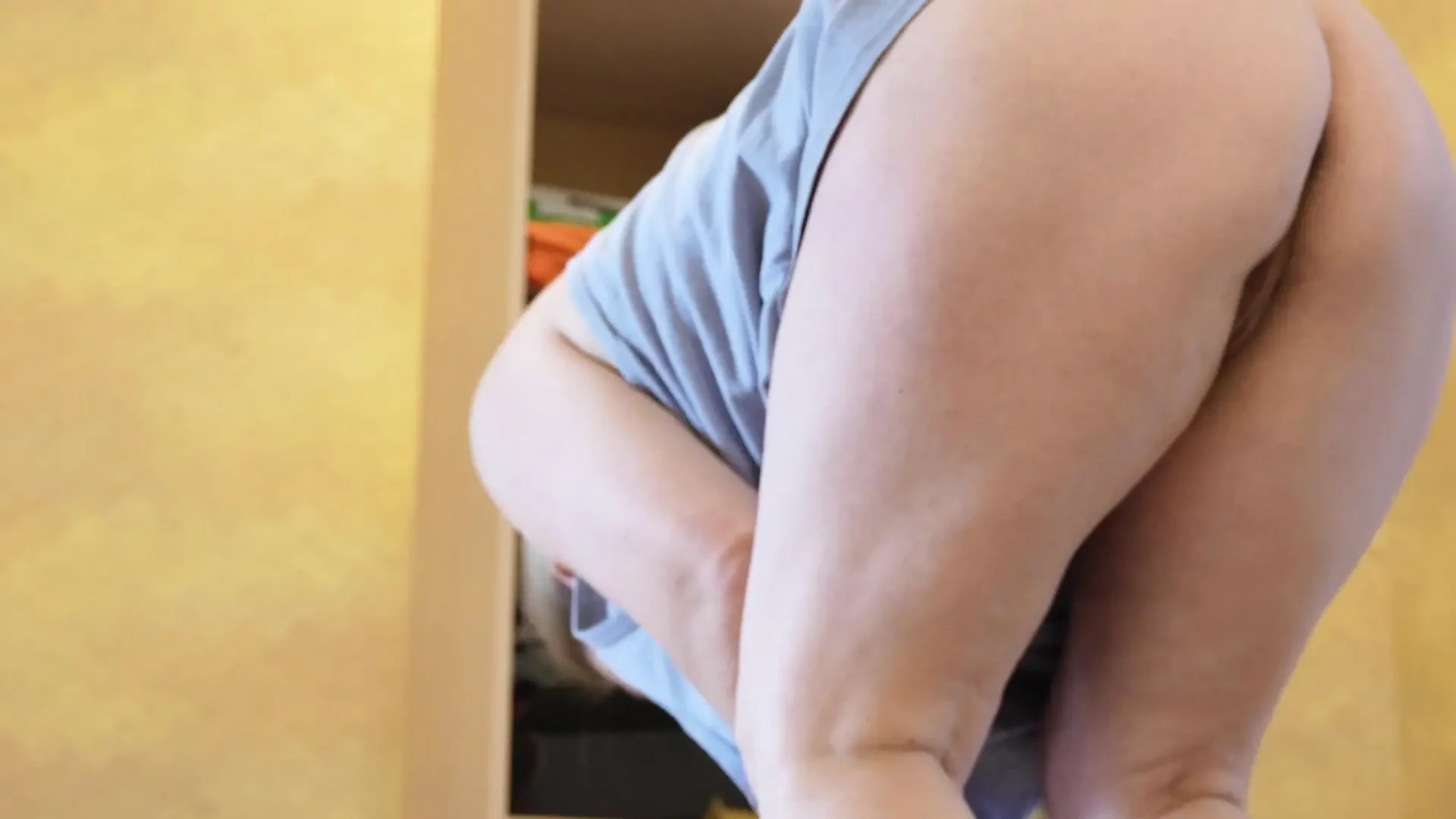 Sexy milf lava el piso sin bragas 2