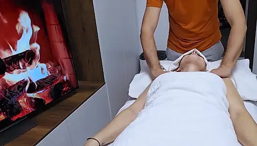 Masseur Filled Her Pussy Instead Normal Massage
