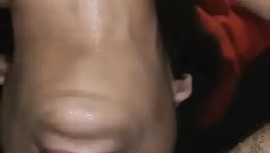 Kölem örümcek adamı taklit etti ve süt gırtlağına kadar baş aşağı durdu
