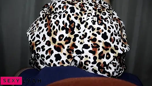 Seksi leopar şortlu bakış açısı mastürbasyon kucak dansı
